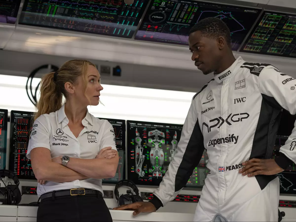 Szene aus dem Film: Die Technische Direktorin spricht mit dem jungen Herausforderer von Brad Pitt Foto zur News: Viel Racing, wenig Story: Was unsere Reporter über "F1 - The Movie" denken