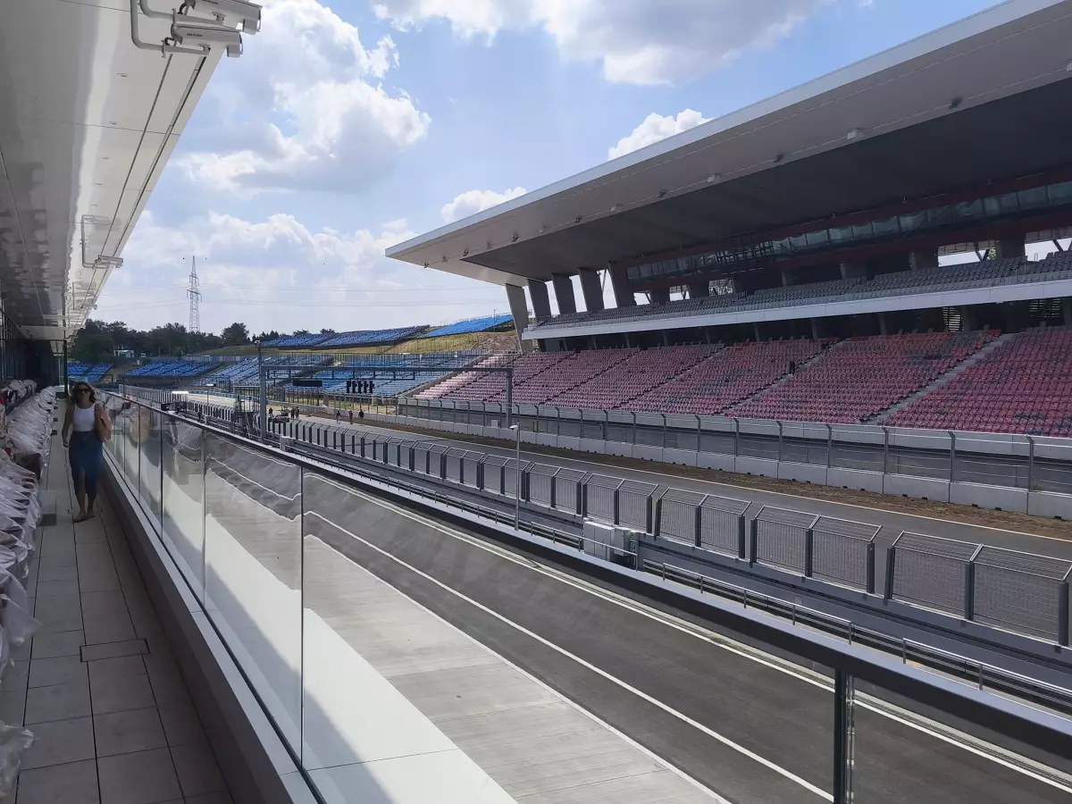 Haupttribüne am Hungaroring nach dem Umbau, fotografiert vom neuen VIP-Bereich Foto zur News: Umbau (fast) fertig: So sieht der Hungaroring jetzt aus!