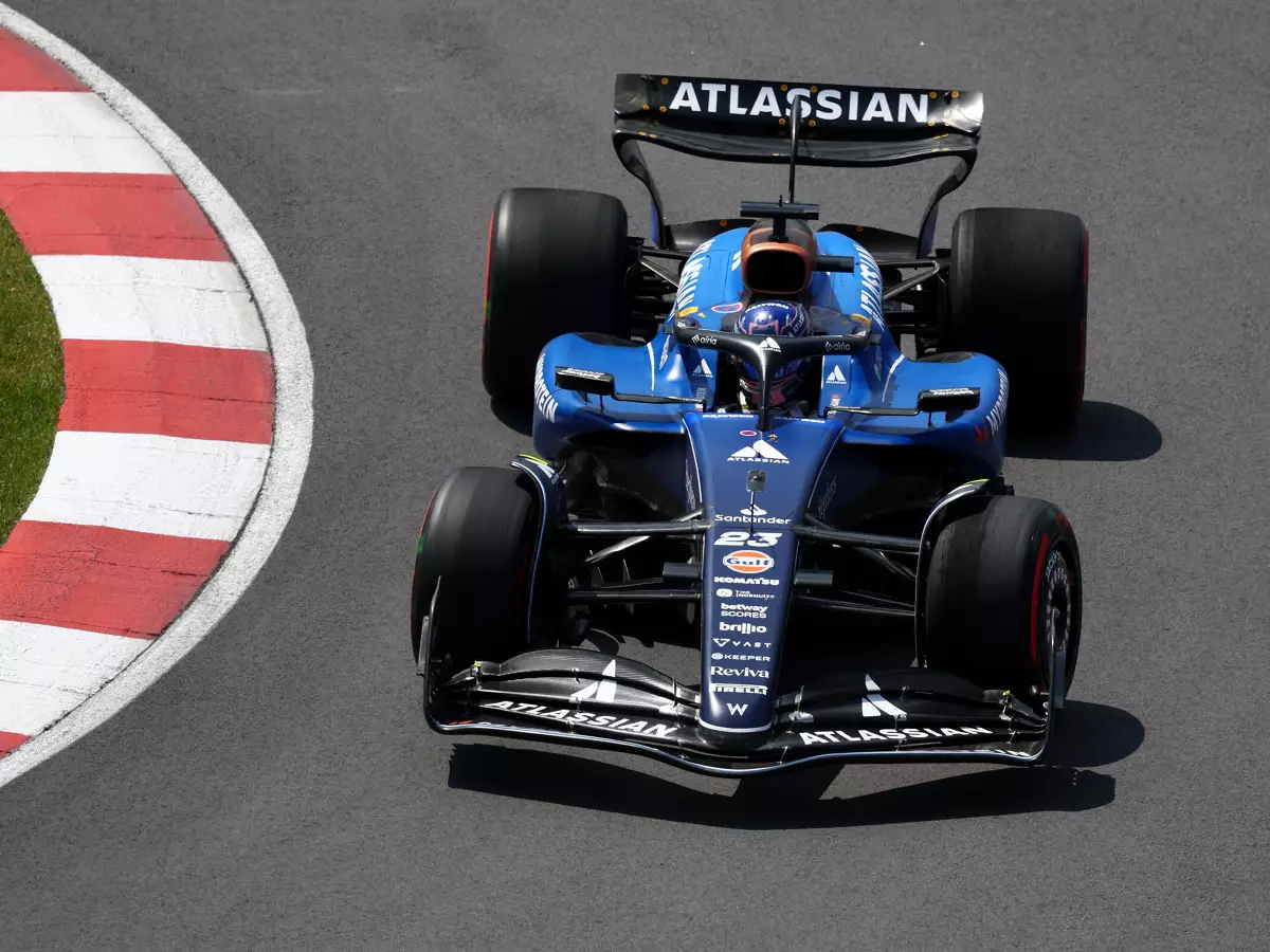 Foto zur News: Williams: Riss führte zur "Explosion" der Motorabdeckung von Albon in Kanada