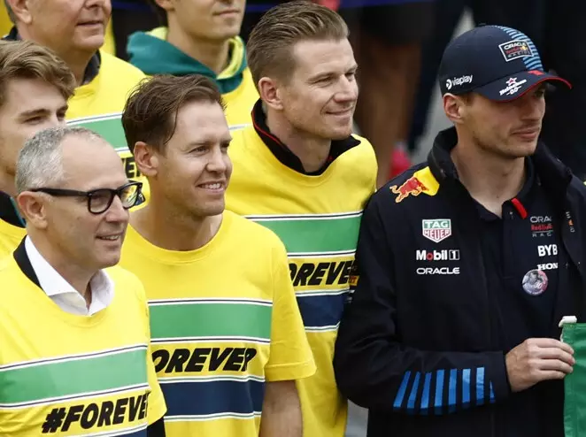 Guanyu Zhou, Lance Stroll, Esteban Ocon, Yuki Tsunoda, Pierre Gasly, Carlos Sainz, Stefano Domenicali, Sebastian Vettel, Nico Hülkenberg, Max Verstappen, George Russell Foto zur News: "Smarter Typ" Vettel für Fahrerkollegen "durchaus denkbar" in Marko-Nachfolge
