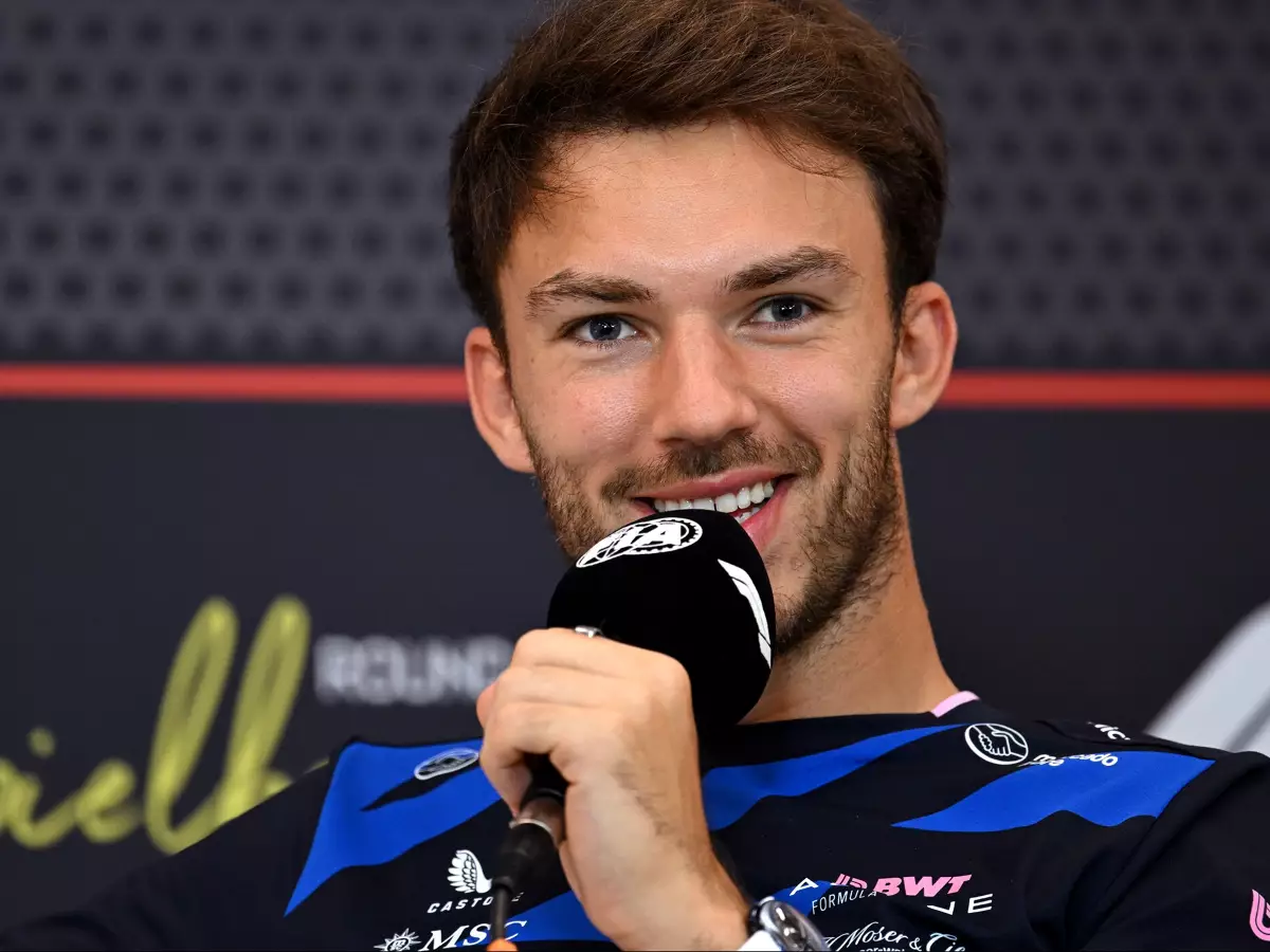 Pierre Gasly (Alpine) vor dem Formel-1-Rennen in Österreich 2025 Foto zur News: Reif für Hollywood: Mama Gasly nach Brad-Pitt-Aussage stolz wie Oskar!