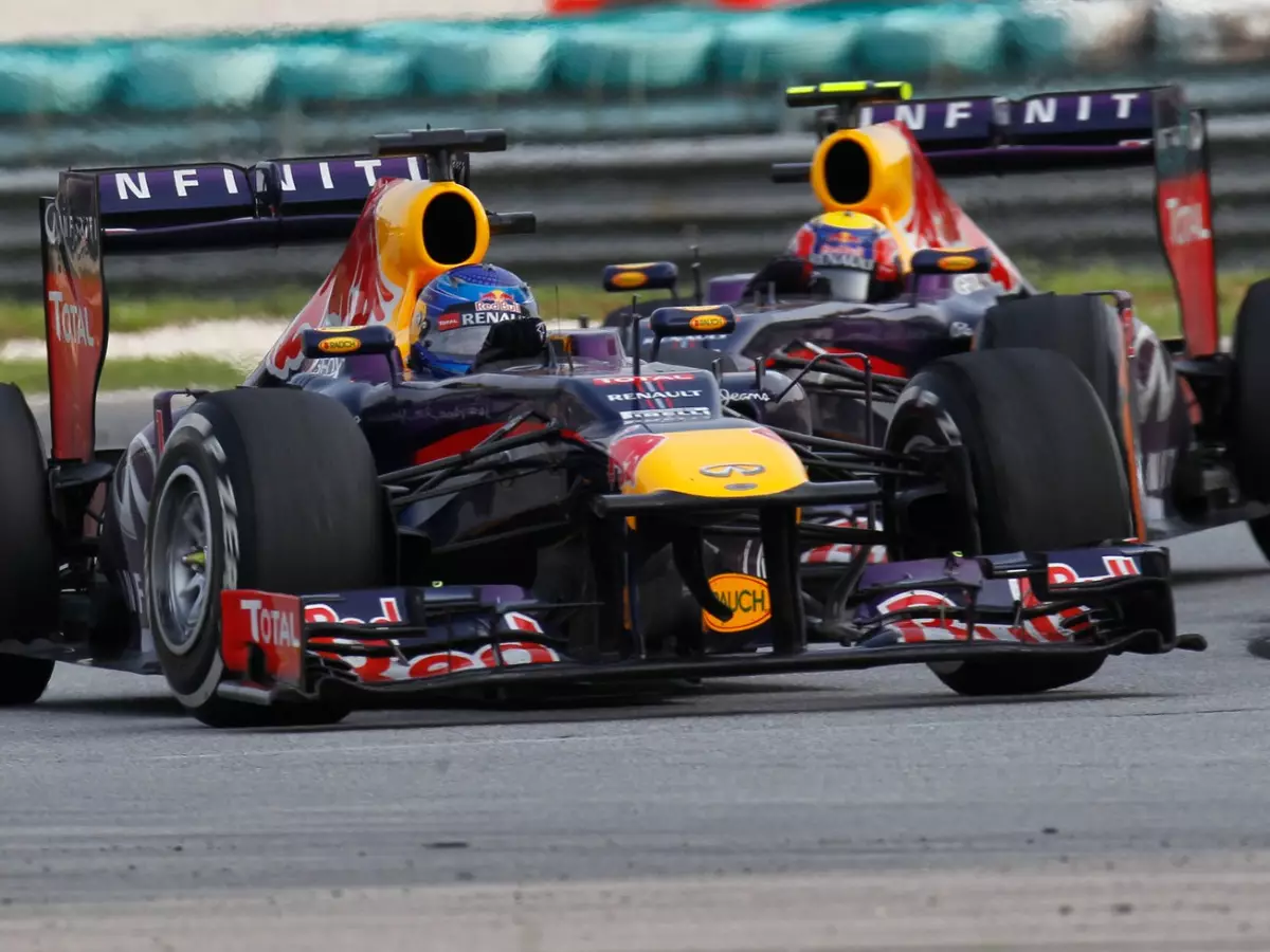 Sebastian Vettel vor Mark Webber beim Formel-1-Rennen in Malaysia 2013 Foto zur News: "Multi-21" in Malaysia: So denkt Sebastian Vettel heute darüber