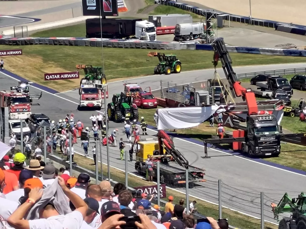 Foto zur News: Ein Kran, ein Banner, ein Problem: Kurioser Vorfall vor dem Formel-1-Start!