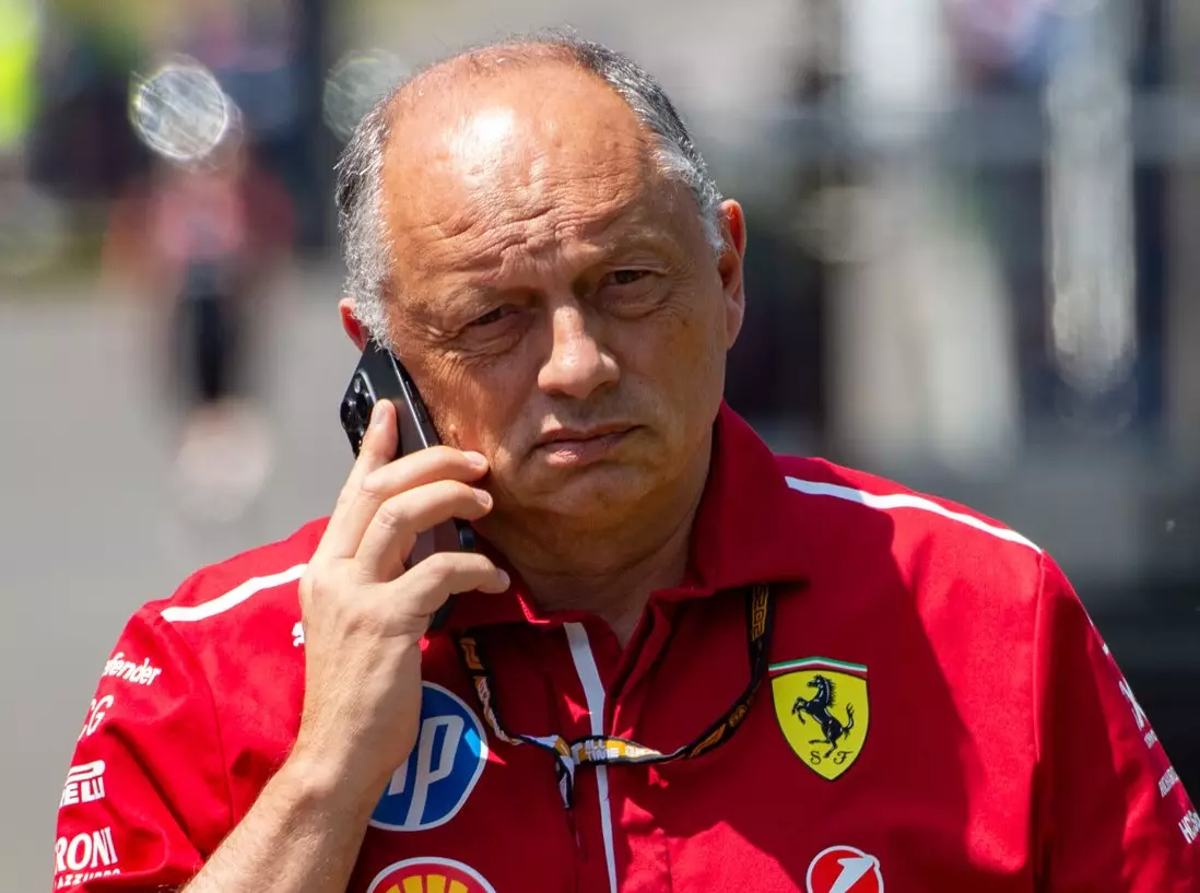 Ferrari-Teamchef Frederic Vasseur mit einem Handy am Ohr im Formel-1-Fahrerlager 2025 Foto zur News: Teamchef reist vorzeitig ab: Ferrari in Spielberg ohne Vasseur