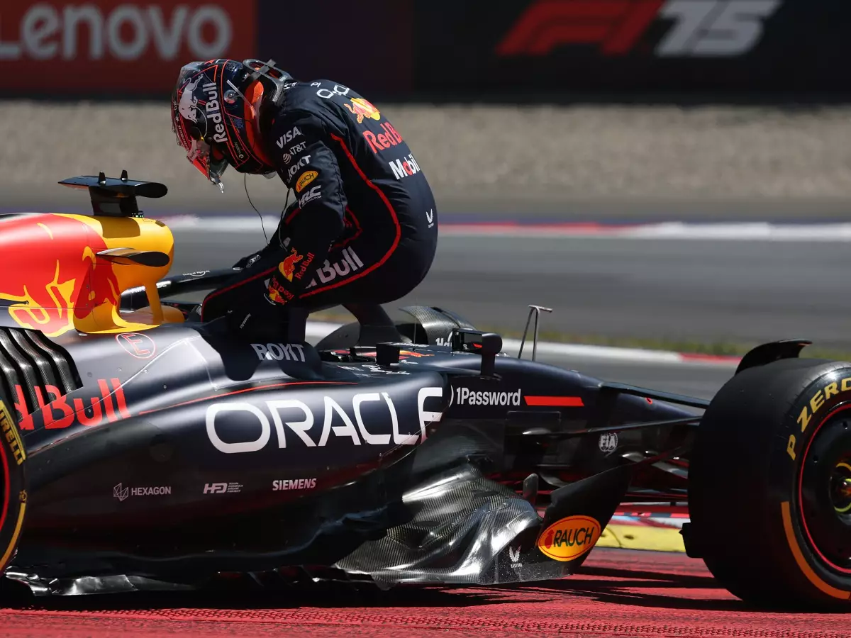 Max Verstappen steigt aus nach dem Unfall mit Andrea Kimi Antonelli in Spielberg 2025 Foto zur News: Nach Crash mit Verstappen: Antonelli mit Startplatzstrafe in Silverstone!