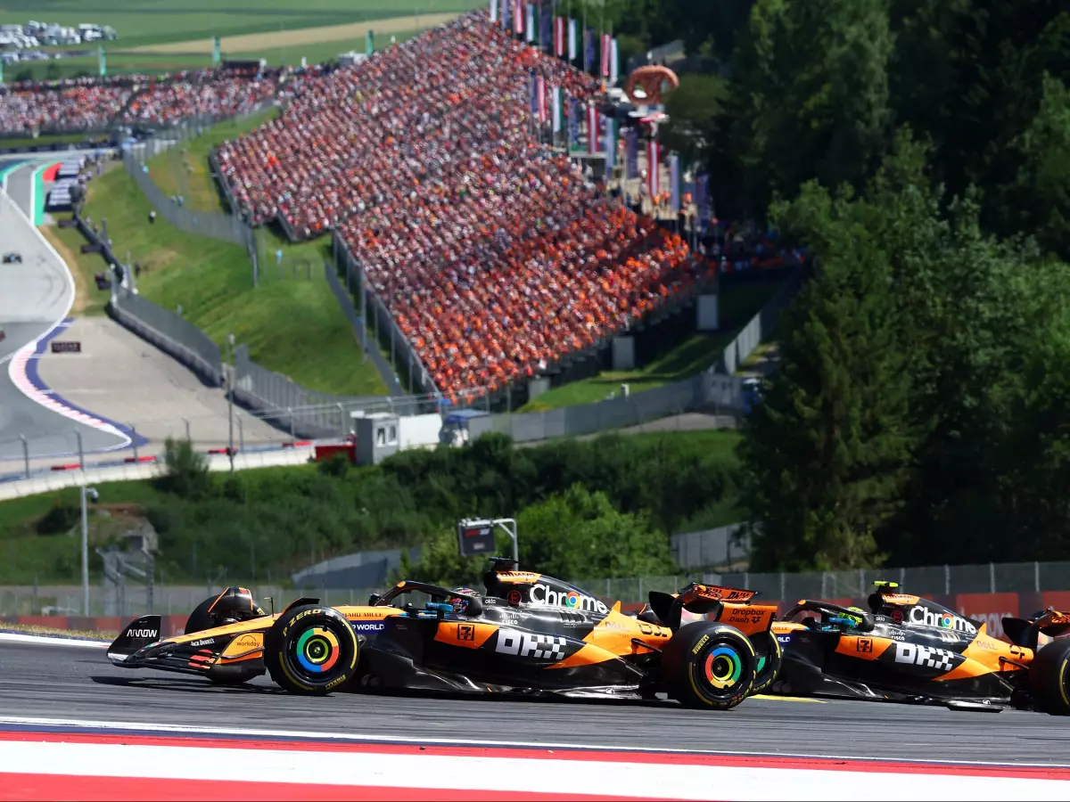 Oscar Piastri, Lando Norris Foto zur News: Heißer McLaren-Fight nach Verstappen-Crash: Norris gewinnt in Österreich!