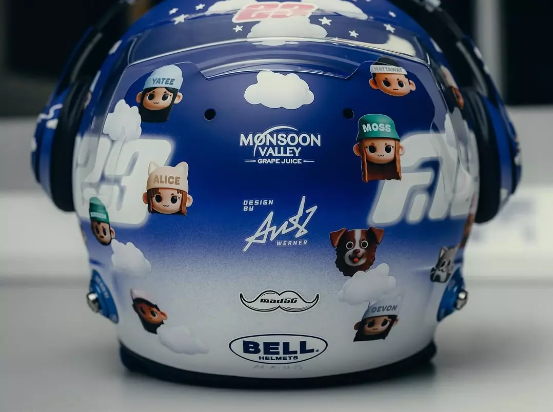 Alexander Albons Helmdesign für Silverstone mit 23 Fans im Comic-Stil Foto zur News: 23 Fans auf dem Helm: Alexander Albons bewegender Tribut zum Heimrennen