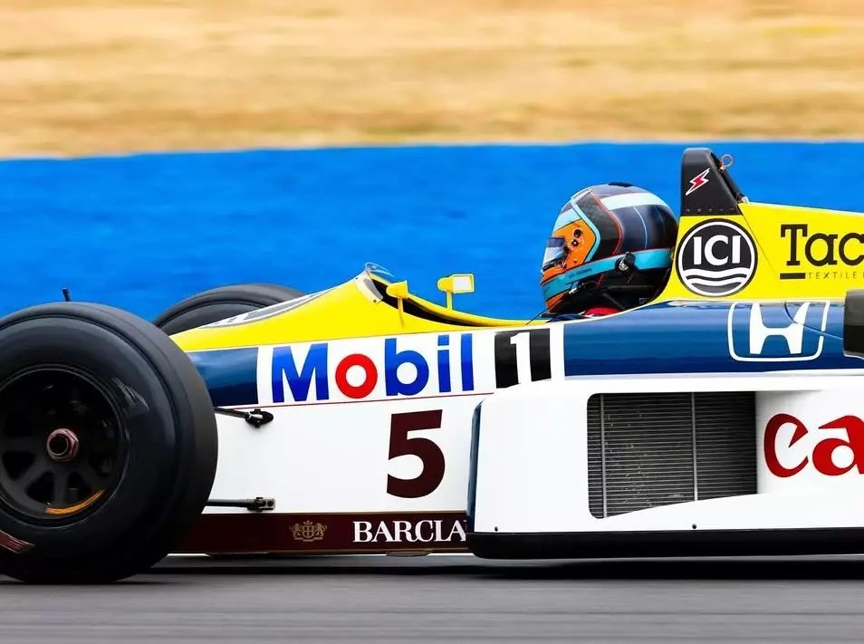 Zak Brown im Williams FW11B von Nigel Mansell Foto zur News: Mansells Williams FW11B: Zak Brown fährt ein Stück Silverstone-Geschichte!