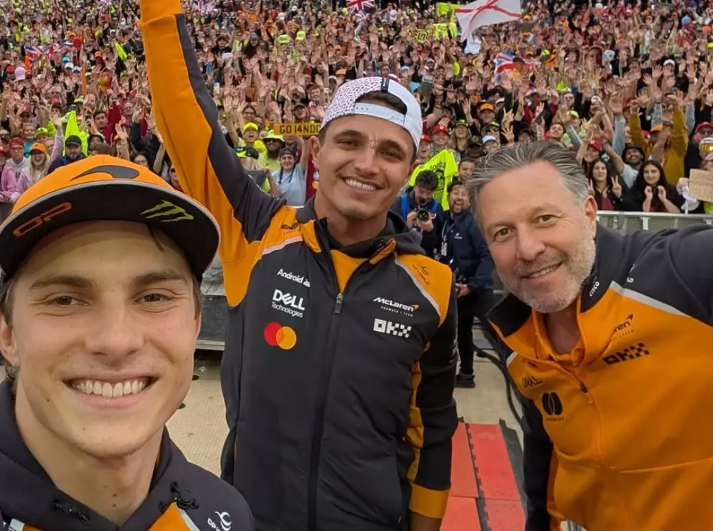 Ramponiert aber happy: Sieger Norris beim Selfie mit Oscar Piastri und Zak Brown Foto zur News: Nicht schon wieder die Nase! Norris bei Silverstone-Siegesfeier erneut verletzt