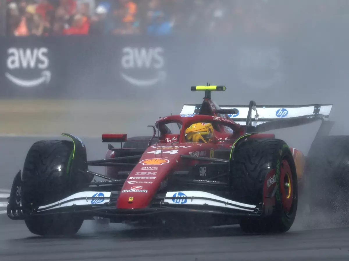 Lewis Hamilton im Ferrari SF-25 beim Formel-1-Regenrennen in Silverstone 2025 Foto zur News: Lewis Hamilton kritisiert Ferrari nach Regen-Fiasko in Silverstone