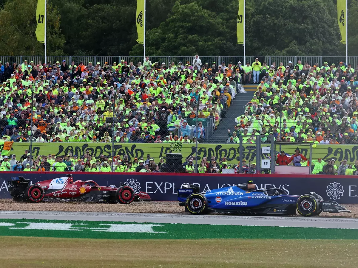 Carlos Sainz, Charles Leclerc Foto zur News: Sainz-Leclerc-Kollision: Entscheidender Moment war nicht im TV zu sehen