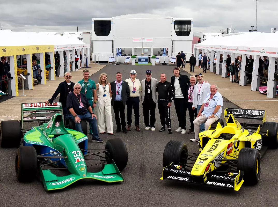 Gedenken an Eddie Jordan beim Formel-1-Rennwochenende in Silverstone 2025 Foto zur News: Ein letzter Gruß: Formel-1-Fahrer nehmen Abschied von Eddie Jordan
