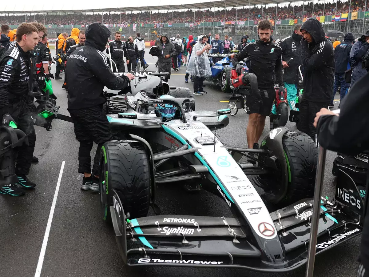 George Russell Foto zur News: Früher Stopp geht nach hinten los: Heim-Frust für Russell und Mercedes