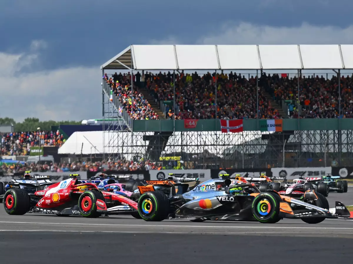 Lando Norris, Lewis Hamilton Foto zur News: Ferrari-Teamchef Vasseur: McLaren noch abzufangen, das wird richtig schwierig