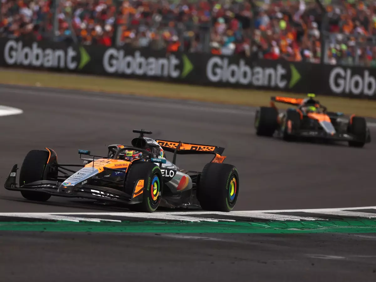 Oscar Piastri, Lando Norris Foto zur News: McLaren: Unterschiedliche Aufhängungen könnten für "Rest der Saison" bleiben