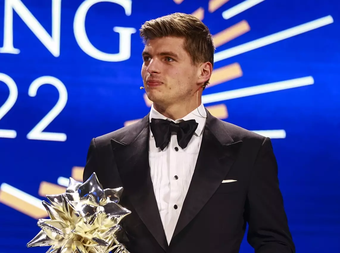 Max Verstappen bekommt seinen Pokal als Formel-1-Weltmeister 2022 Foto zur News: Warum Max Verstappen keine Lust auf Filmpremieren und Co. hat