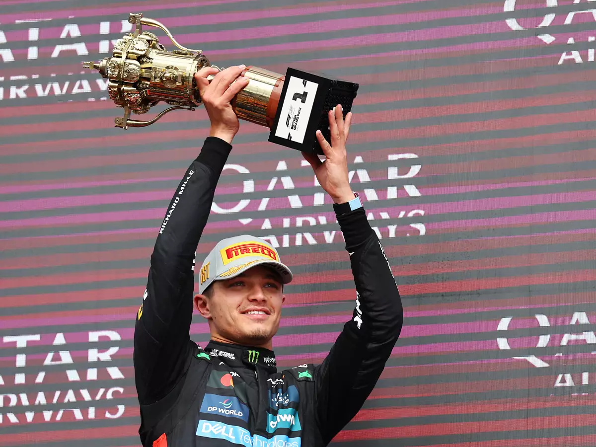Lando Norris feierte in Silverstone den größten Erfolg seiner bisherigen Karriere Foto zur News: "Schwer in Worte zu fassen": Warum der Silverstone-Sieg für Norris emotional war