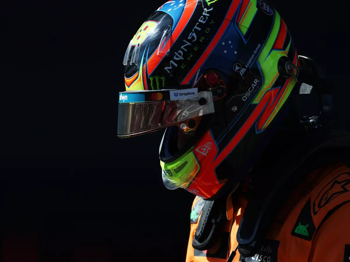 Oscar Piastri in Helm und Overall nach dem Formel-1-Rennen in Silverstone 2025 Foto zur News: Hat Silverstone den wahren Oscar Piastri gezeigt?