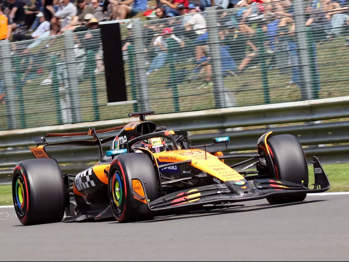 Foto zur News: Verstappen im Jagdmodus: Holt Red Bull Piastri in Spa schon vor Kurve 5 ein?