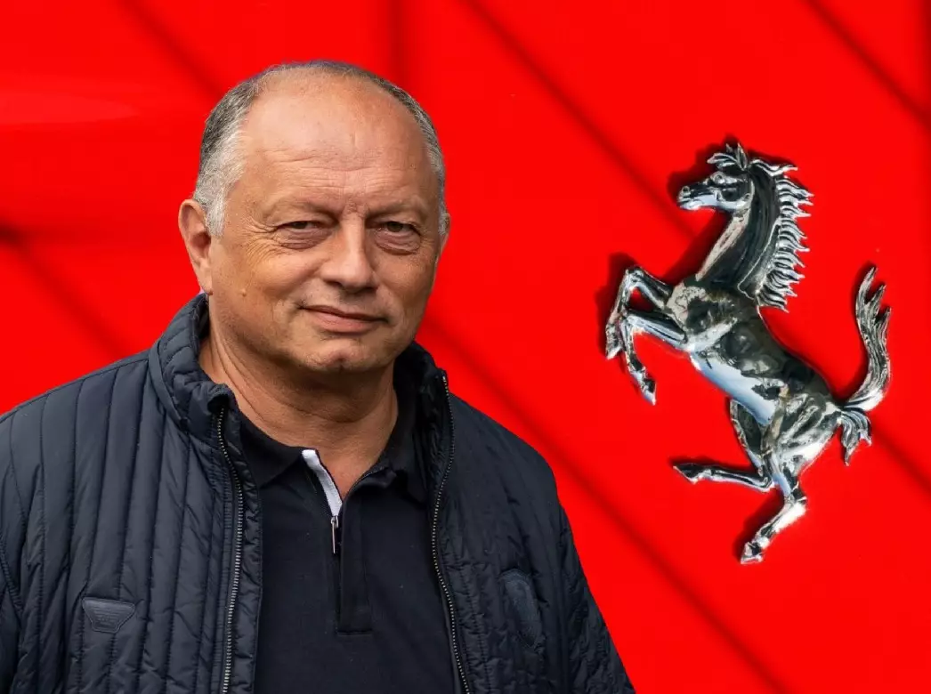 Fotomontage: Ferrari-Teamchef Frederic Vasseur vor einem Ferrari-Logo Foto zur News: Trotz Kritik und Titelflaute: Ferrari hält an Teamchef fest - aus gutem Grund