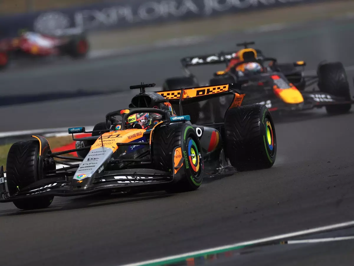 Oscar Piastri im McLaren vor Max Verstappen im Red Bull in der Formel-1-Saison 2025 Foto zur News: McLaren tritt auf die Euphoriebremse: Wir sind in der WM noch nicht durch!