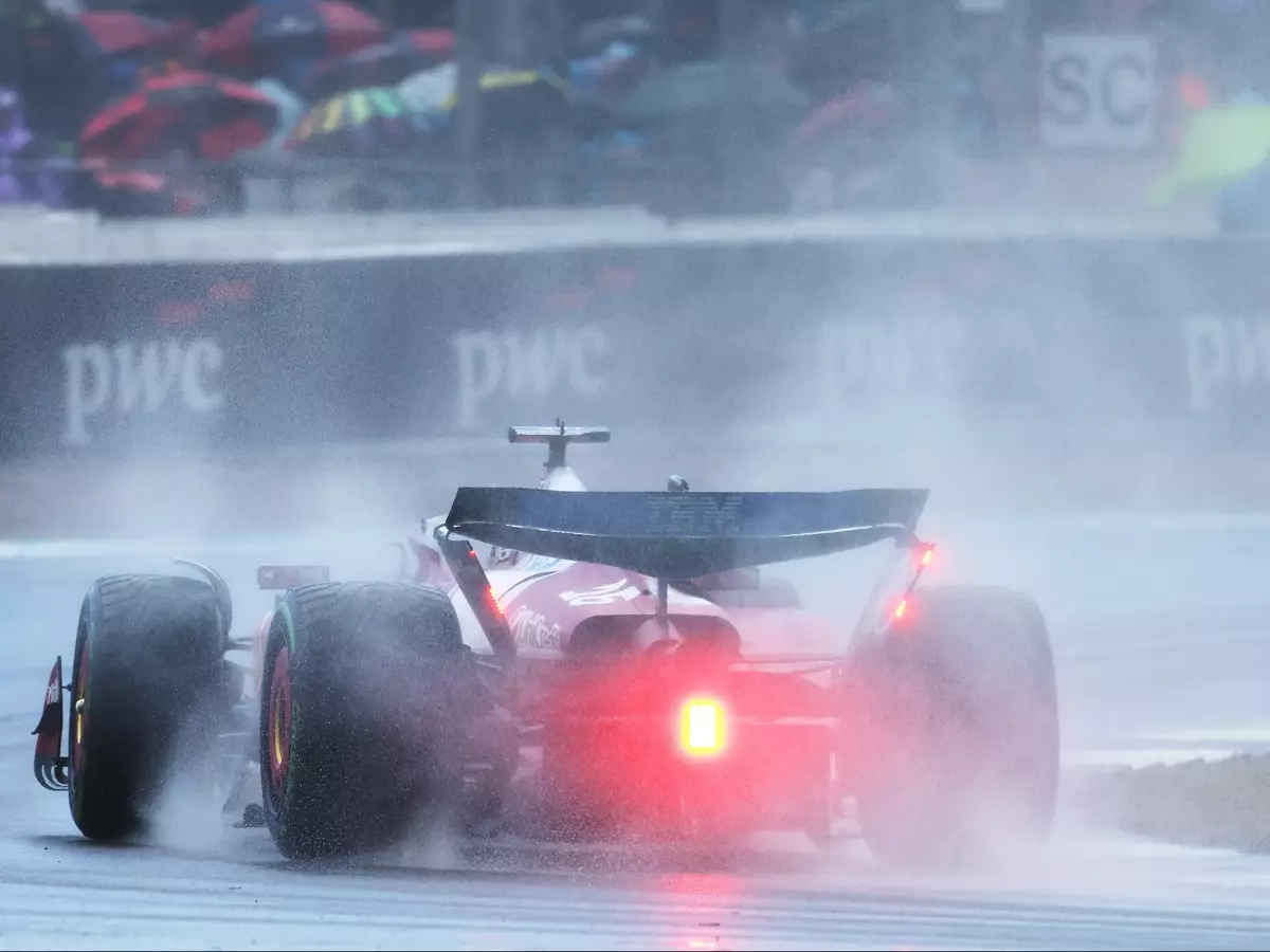 Charles Leclerc mit Intermediates auf nasser Strecke in der Formel-1-Saison 2025 Foto zur News: Fahrer hilflos bei Regen: Dieses Problem kriegt die F1 nicht in den Griff