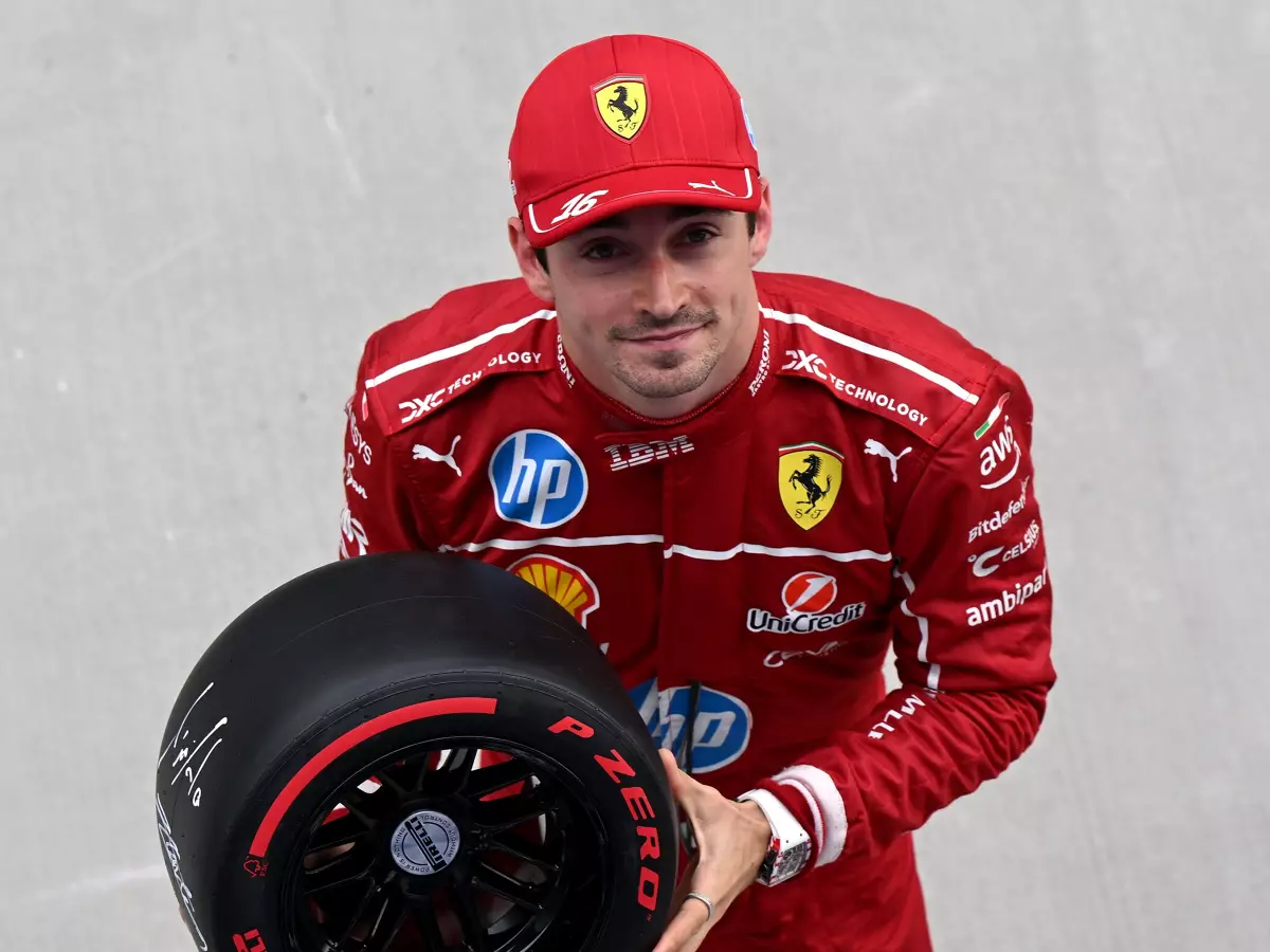 Charles Leclerc mit seiner Pole-Trophäe, mit der er überhaupt nicht gerechnet hatte Foto zur News: Leclerc nach Ungarn-Pole: "Ich verstehe nichts mehr in der F1!"