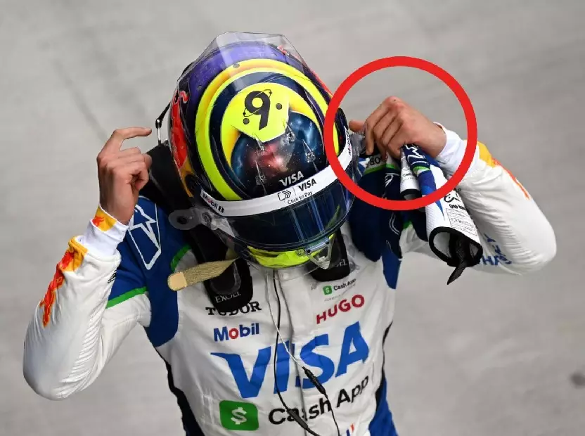 Isack Hadjar mit verletzter Hand nach dem Formel-1-Rennen in Ungarn 2025 Foto zur News: Nach Steinschlag: Isack Hadjar fühlt sich bereit für Red Bull