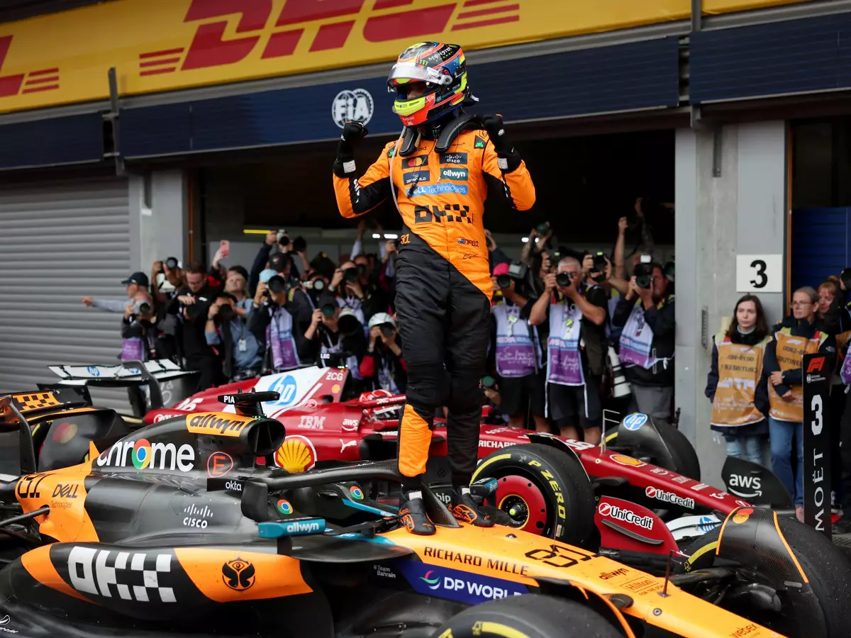 Oscar Piastri jubelt über seinen Formel-1-Sieg in Spa 2025 Foto zur News: "Sommermeister": Macht es Piastri besser als Manager Mark Webber?