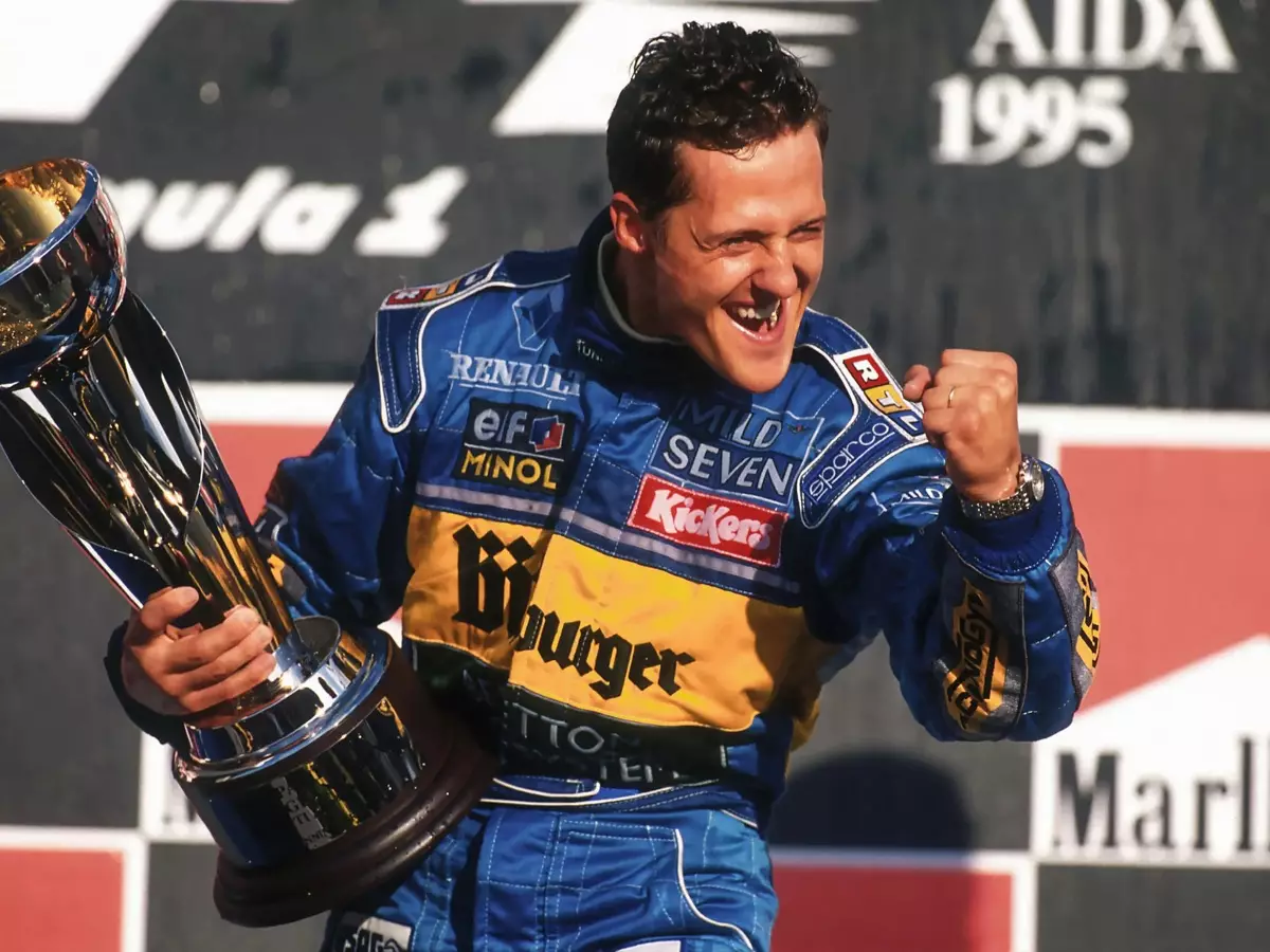 Michael Schumacher jubelt über seinen Formel-1-Sieg 1995 in Aida Foto zur News: Experte warnt: Red Bull könnte das Benetton-Schicksal drohen