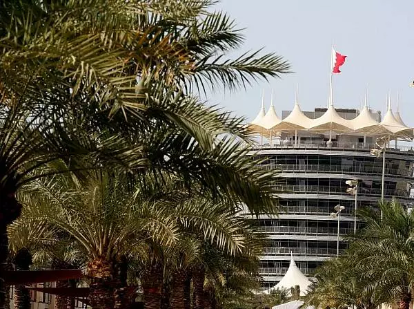 Sakhir-Tower Foto zur News: Bahrain-Grand-Prix: Liebesgruß aus Manama