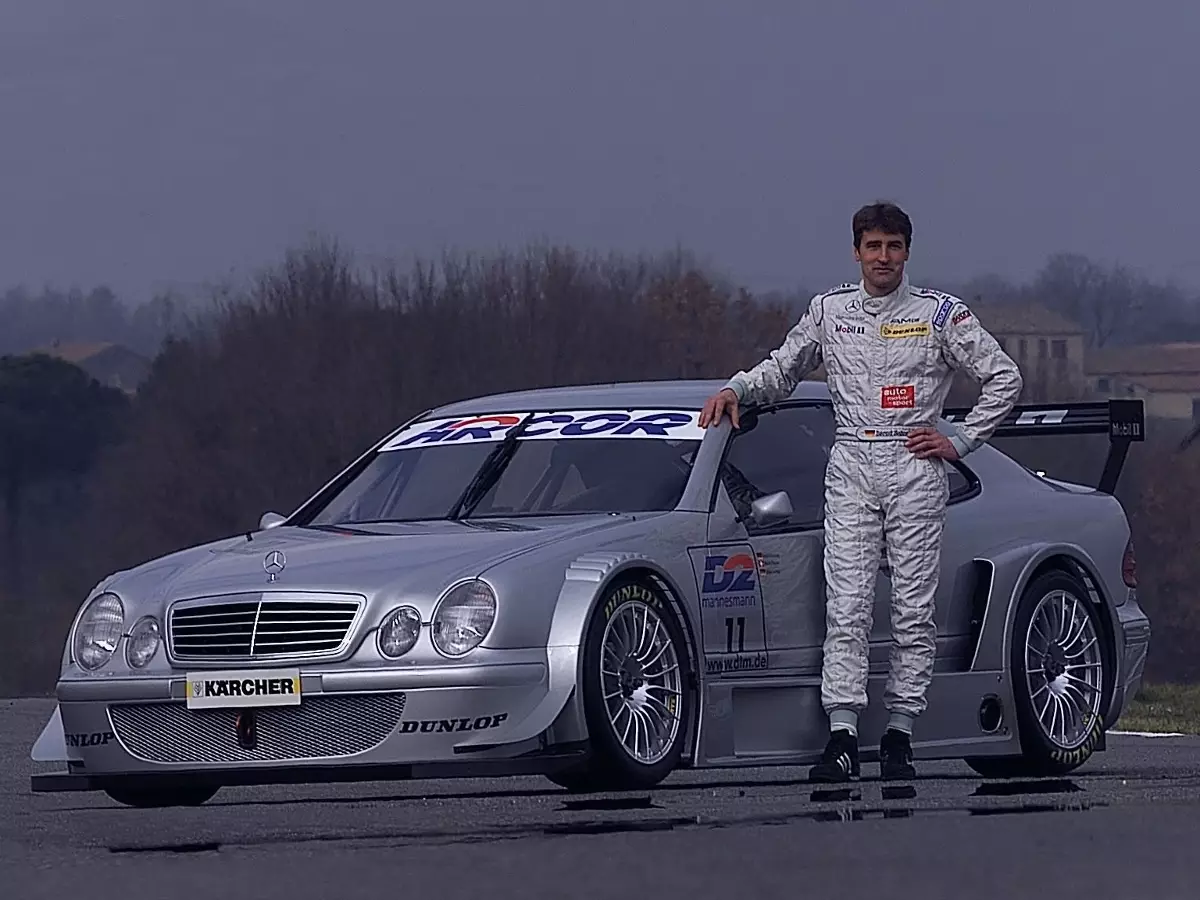Der spätere "Mister DTM" Bernd Schneider vor einem Mercedes-Boliden 2000 Foto zur News: Nach der Formel 1 noch erfolgreicher? Diese Fahrer beweisen es!