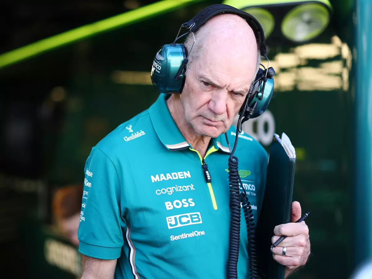 Mit kritischem Blick: Formel-1-Stardesigner Adrian Newey von Aston Martin Foto zur News: Stardesigner Newey opfert Aston Martins Gegenwart für die Zukunft