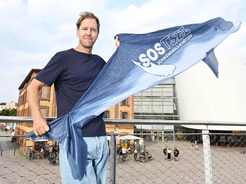 Sebastian Vettel in Stralsund mit einer Schweinswal-Fahne Foto zur News: Sebastian Vettel und der Schweinswal in Stralsund