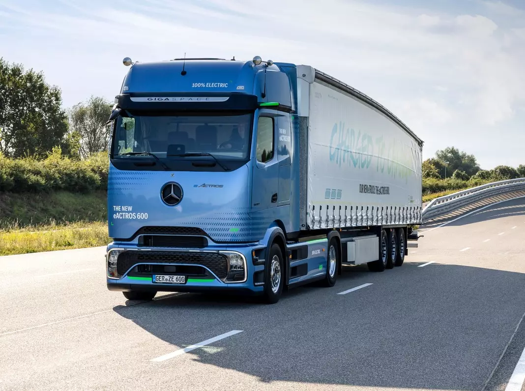 Mit einem solchen Mercedes-Benz eActros 600 Truck wurden die F1-Boliden nach Zandvoort gebracht Foto zur News: Öko-Premiere: Mercedes reist mit Elektro-LKW nach Zandvoort an