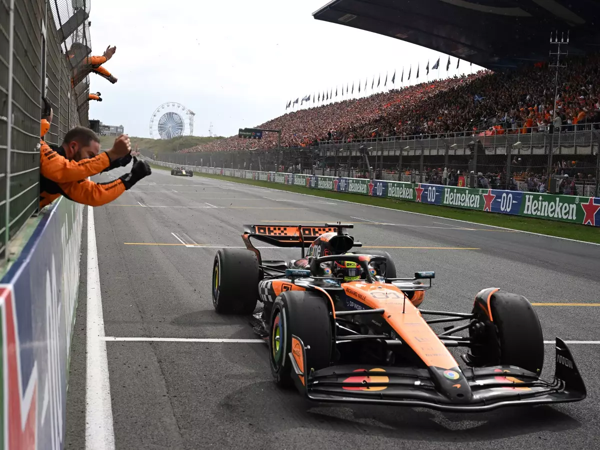 Oscar Piastri überquert die Ziellinie beim Formel-1-Rennen in Zandvoort 2025 Foto zur News: TV-Quoten Zandvoort: Sky feiert Zuschauer-Hoch - RTL verliert Fans