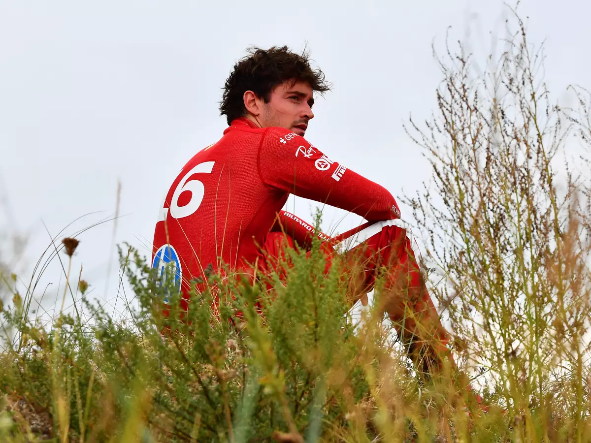 Charles Leclerc Foto zur News: Zweiter Stopp: Hat Ferraris Strategie Charles Leclerc in den Crash getrieben?
