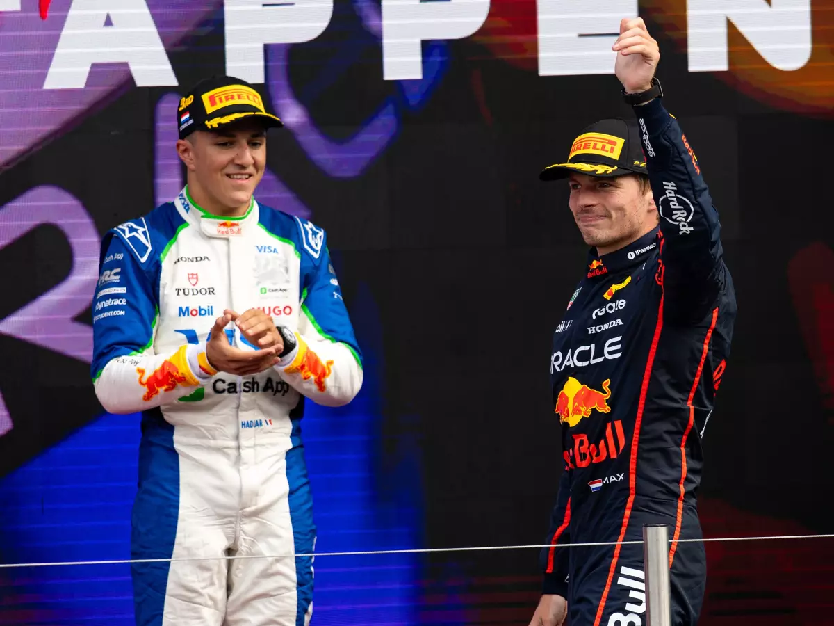 Isack Hadjar und Max Verstappen auf dem Formel-1-Podium in Zandvoort 2025 Foto zur News: Verstappen-Klartext nach Zandvoort: Racing Bulls sollten kein Gegner sein
