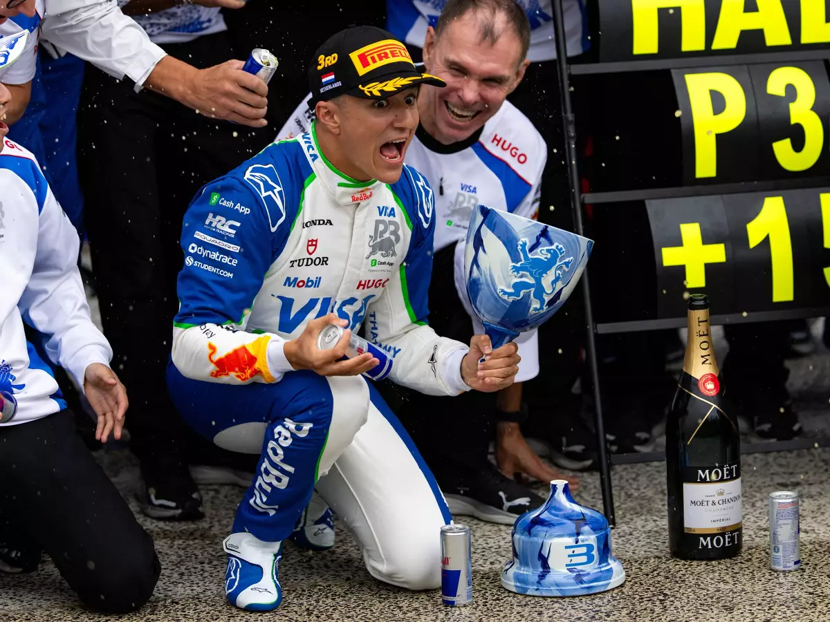 Foto zur News: Trotz Ersatz: Isack Hadjar möchte kaputte Zandvoort-Trophäe zurück