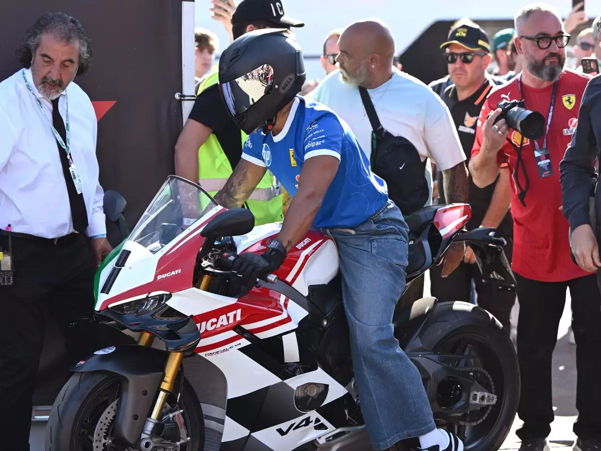 Lewis Hamilton auf einer Ducati Panigale V4 S Foto zur News: Spektakulärer Auftritt: Hamilton rollt mit 215-PS-Ducati in Monza ein