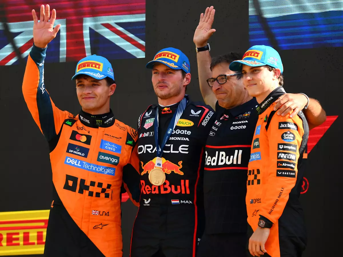Max Verstappen, Lando Norris, Oscar Piastri Foto zur News: McLaren-Kontroverse in Monza: Verstappen feiert souveränen Sieg!