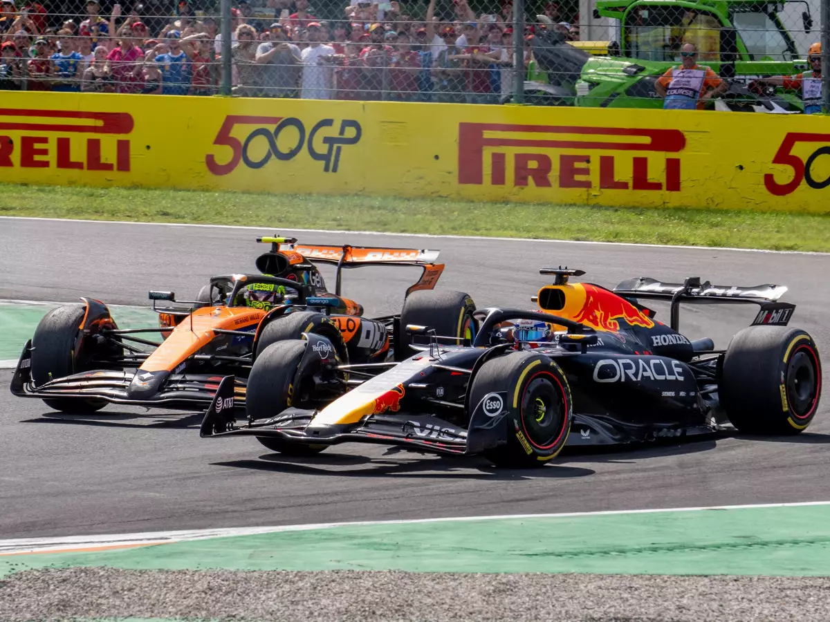 Max Verstappen und Lando Norris beim Start zum Formel-1-Rennen 2025 in Monza Foto zur News: Norris gegen Verstappen: "Kann Leute nicht von der Strecke drängen"