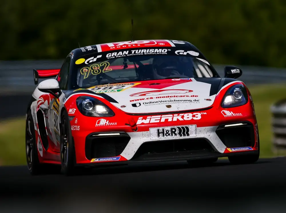 Auf einem solchen Porsche 718 Cayman GT4 CS wird Max Verstappen Nordschleife fahren - aber mit weniger Leistung Foto zur News: Warum Verstappen bei seinem NLS-Einsatz keine Rekorde brechen wird