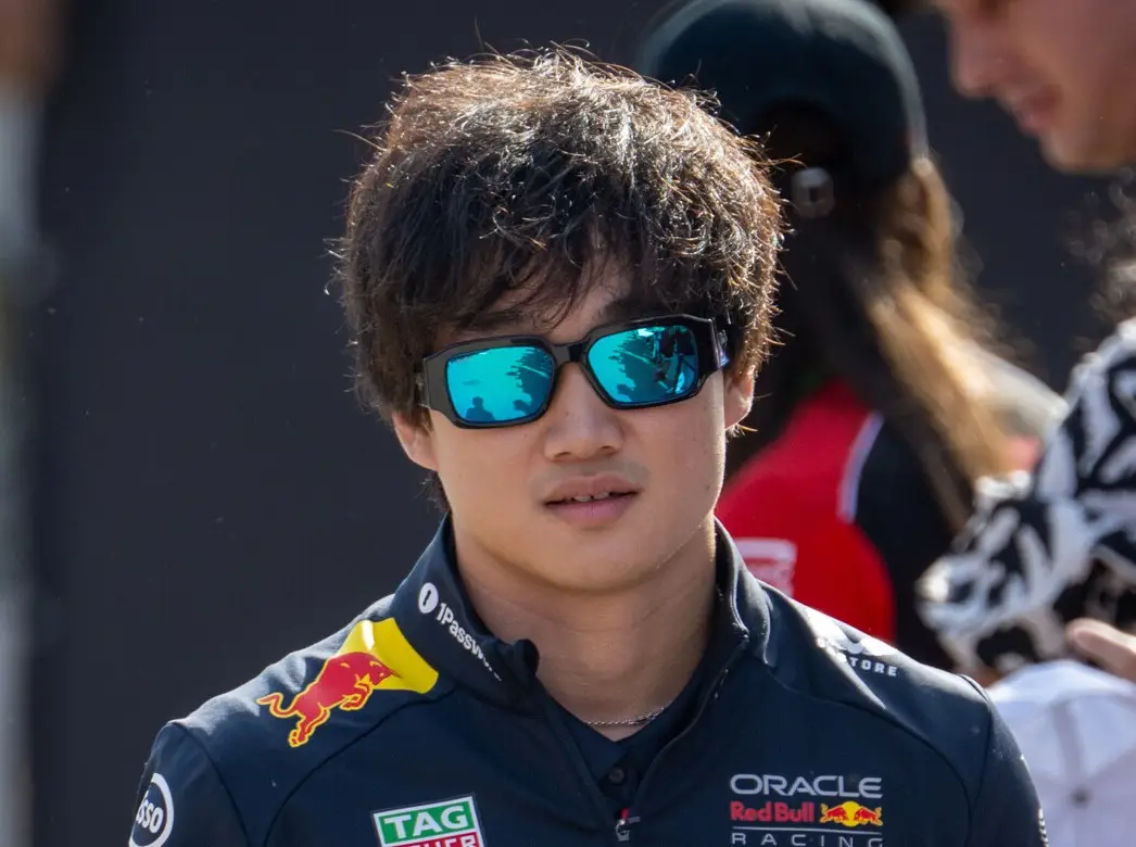 Yuki Tsunoda kommt ins Formel-1-Fahrerlager von Monza Foto zur News: "Keine Visitenkarte": Wie lange gibt Red Bull Yuki Tsunoda noch?