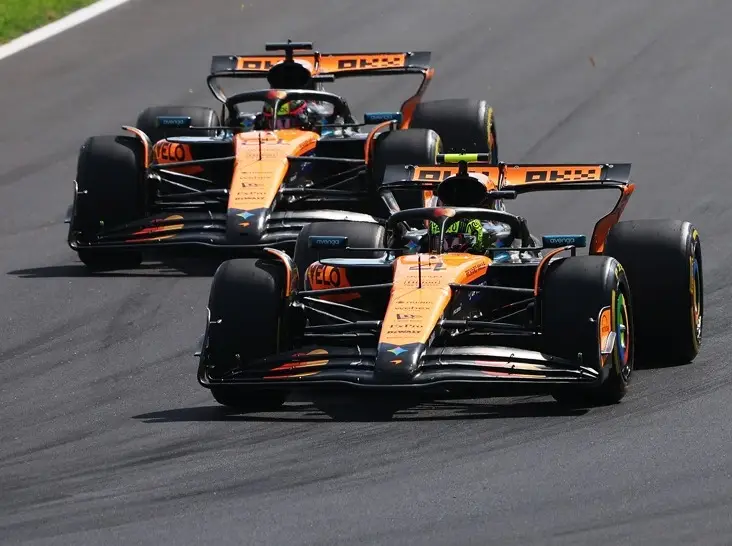McLaren-Fahrer Lando Norris vor seinem Teamkollegen Oscar Piastri in Monza 2025 Foto zur News: Monza-Streit beigelegt? So sieht McLaren die Stallorder jetzt