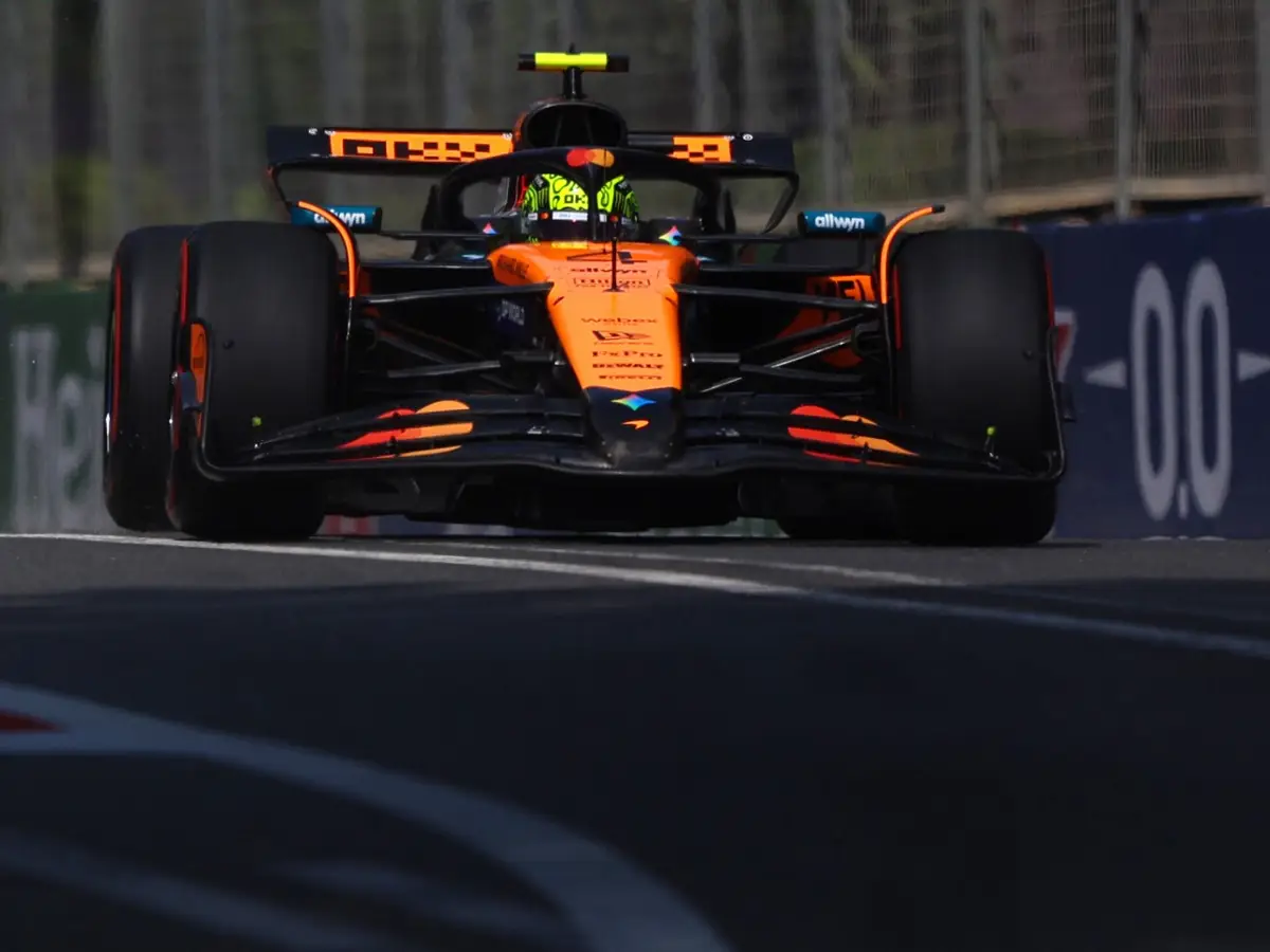 Lando Norris Foto zur News: Wind prägt drittes Formel-1-Training in Baku: Lando Norris fährt Bestzeit