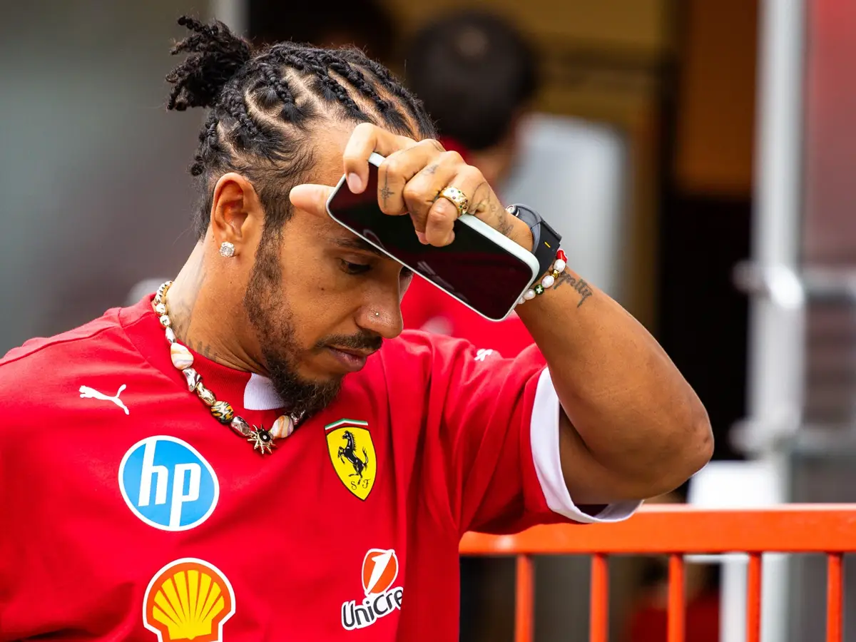 Foto zur News: Nur Platz zwölf in Baku: Lewis Hamilton macht Ferrari Vorwürfe!