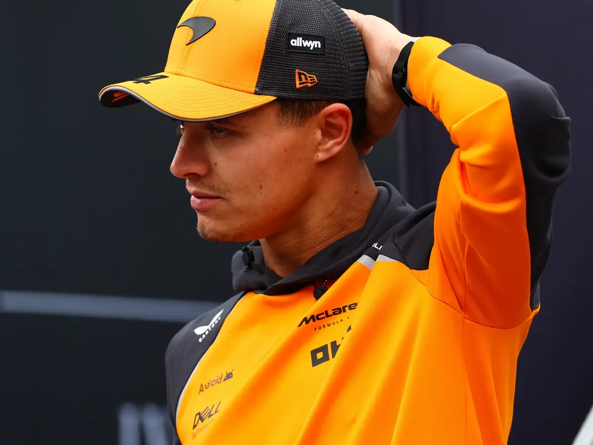 Ein nachdenklicher Lando Norris im Formel-1-Fahrerlager in Baku 2025 Foto zur News: Lando Norris: "Ich weiß, dass ich jetzt wie der große Loser aussehe"
