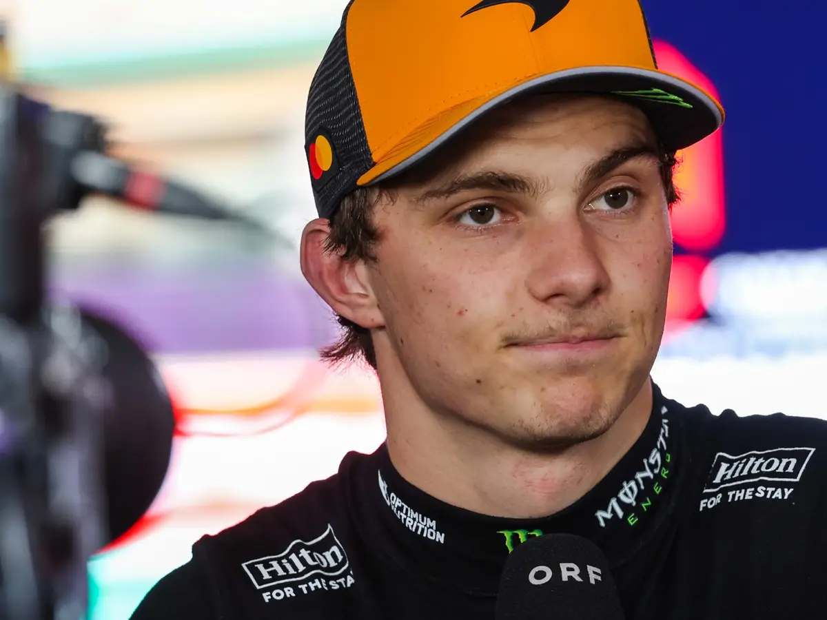 Oscar Piastri mit ernster Miene nach seinem Qualifying-Unfall in Baku 2025 Foto zur News: "Enttäuschendes Ende": So erklärt Oscar Piastri seinen Qualifying-Crash