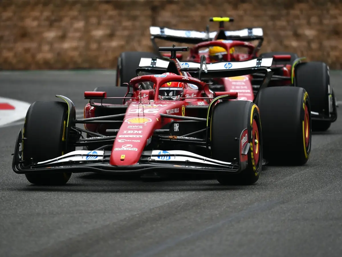 Foto zur News: Ferrari-Eklat in Baku: Lewis Hamilton widersetzt sich Stallorder
